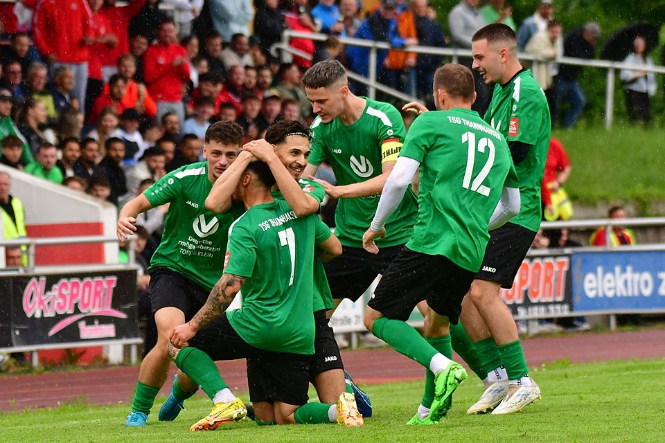 Jubel bei der TSG Thannhausen. Erijon Berisha, Ahmet Cam (7), Ibrahim Capar, Ronis Sadrijaj, Mateusz Staron (12/von links) holten sich auf den letzten Drücker noch die Vizemeisterschaft und dürfen weiter vom Aufstieg träumen. 