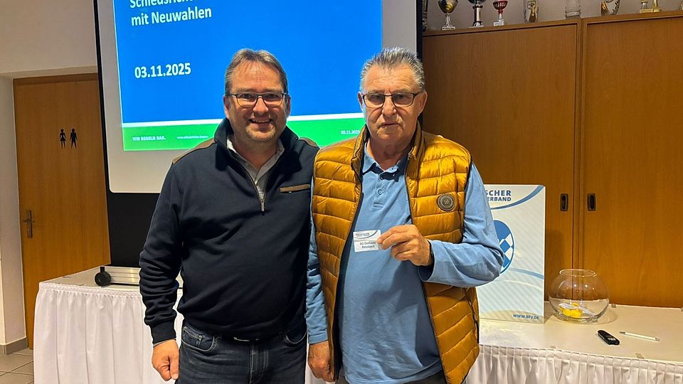 Losfee Manfred Sperlich (re.) mit Kreisspielleiter Herbert Hasak