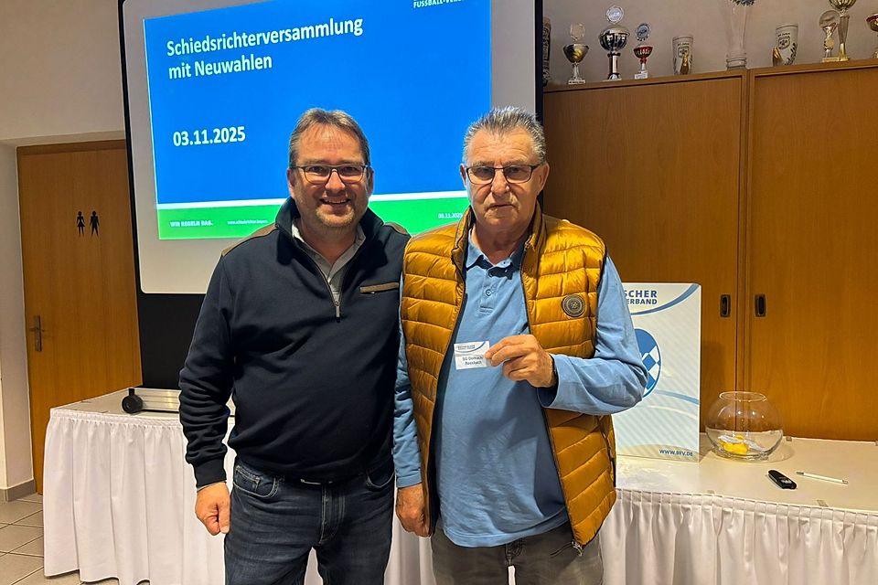 Losfee Manfred Sperlich (re.) mit Kreisspielleiter Herbert Hasak