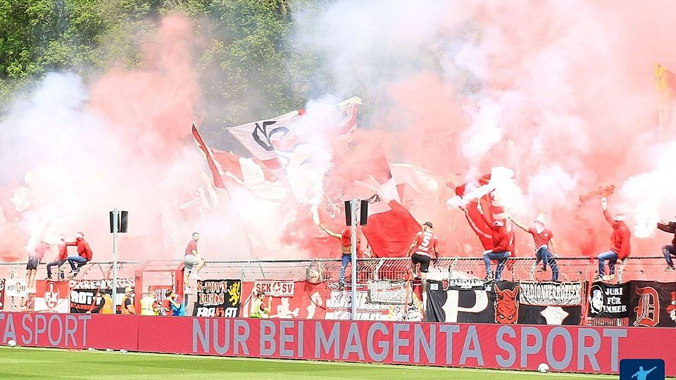 Lautern-Fans zünden Pyrotechnik in Köln.