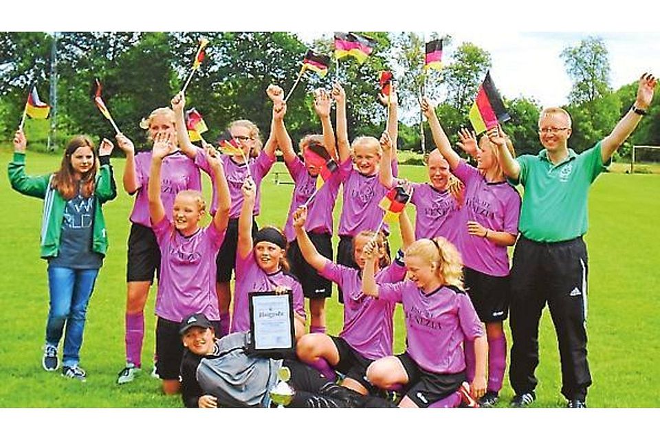 Schlossen eine tolle Saison mit dem Ostfriesland-Pokal ab: die D-Juniorinnen des TuS Vorwärts Augustfehn Verein