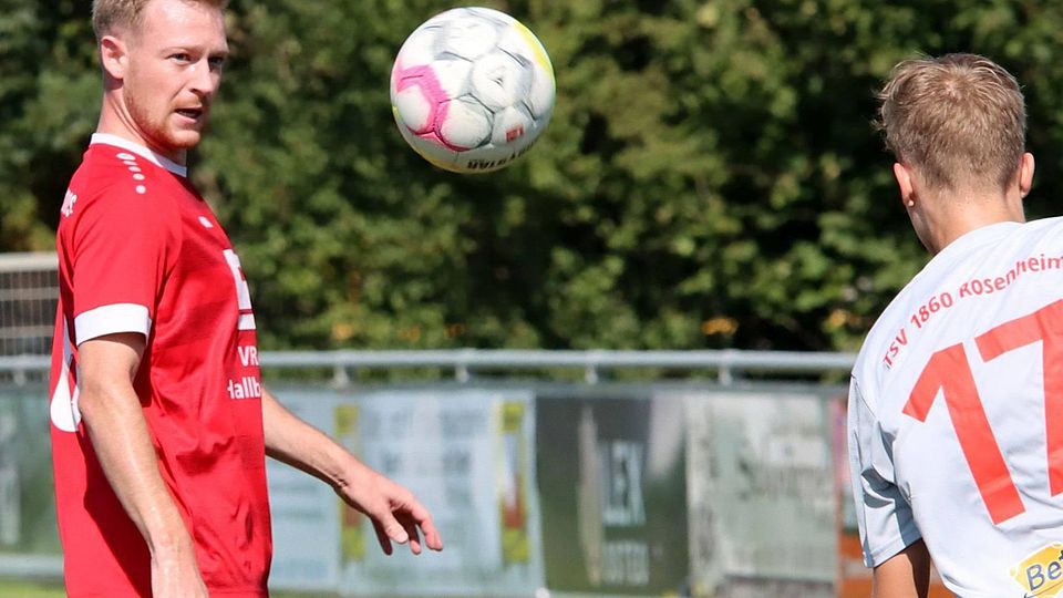 Spielszene mit Florian Schmuckermeier links vom VfB Hallbergmoos.