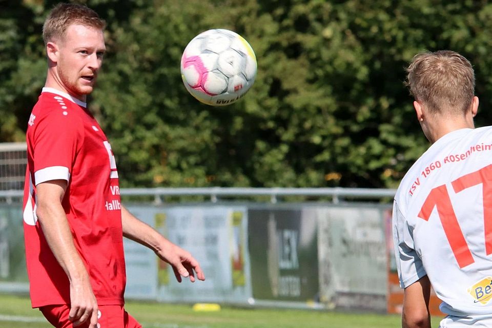Spielszene mit Florian Schmuckermeier links vom VfB Hallbergmoos.