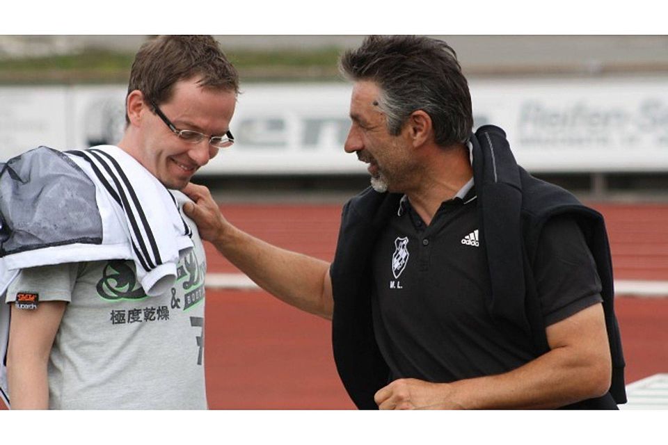 Olpes Sportlicher Leiter Björn Schneider (links), hier im Gespräch mit Trainer Marek Lesniak, glaubt, dass Westfalia Herne in die Oberliga aufsteigt. Foto: leem