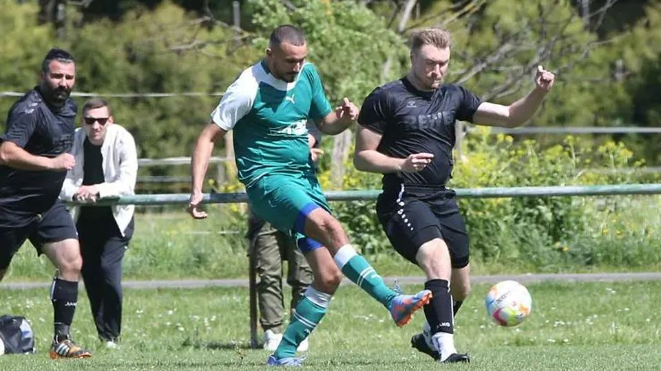 Arjanit Buja (l.) glänzte in der Wetzlarer B-Liga zuletzt mit ordentlich Torhunger für Blau-Weiß Wetzlar. Nun soll er mit seiner Treffsicherheit die SG Naunheim/Niedergirmes II voranbringen. © Steffen Bär