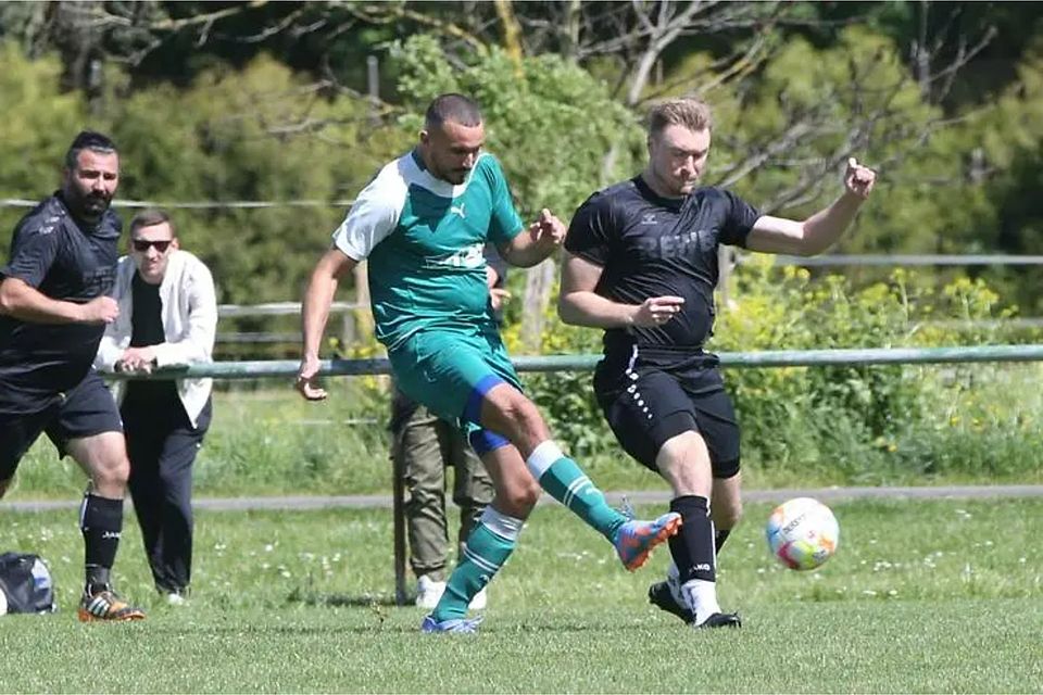 Arjanit Buja (l.) glänzte in der Wetzlarer B-Liga zuletzt mit ordentlich Torhunger für Blau-Weiß Wetzlar. Nun soll er mit seiner Treffsicherheit die SG Naunheim/Niedergirmes II voranbringen. © Steffen Bär