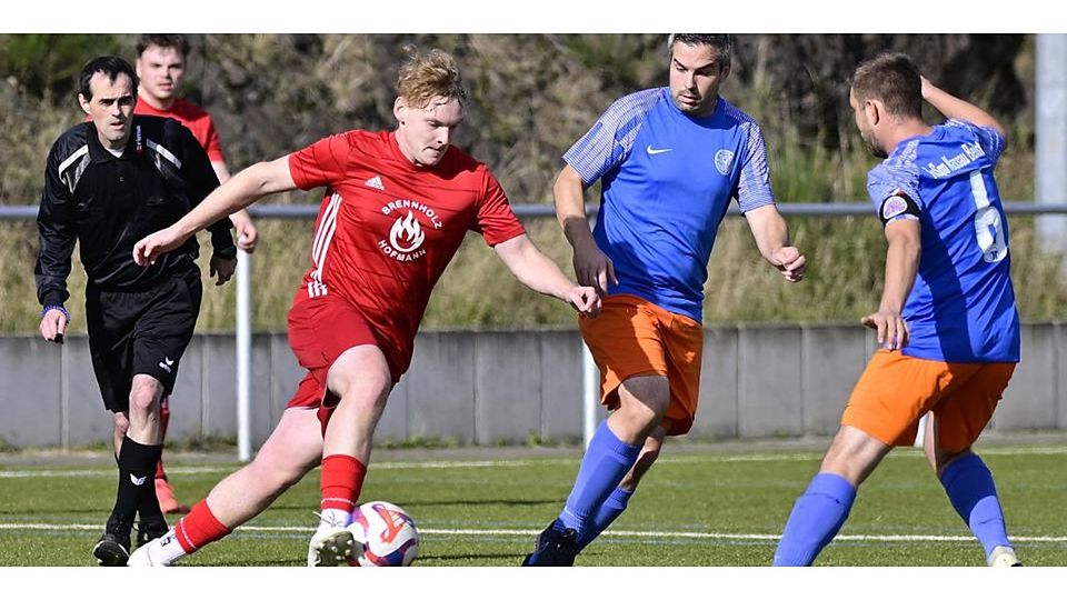 Collin Wege (l.) von der SG Hammerweiher wählt den Weg durch die Mitte zwischen Konstantin Kunz (Mitte) und Johann Klumpp (r.) vom TuSpo Beilstein hindurch. Anschließend bekommt er einen Freistoß zugesprochen. Foto: Henrik Schneider Collin Wege (l.) von der SG Hammerweiher wählt den Weg durch die Mitte zwischen Konstantin Kunz (Mitte) und Johann Klumpp (r.) vom TuSpo Beilstein hindurch. Anschließend bekommt er einen Freistoß zugesprochen. Foto: Henrik Schneider © Henrik Schneider