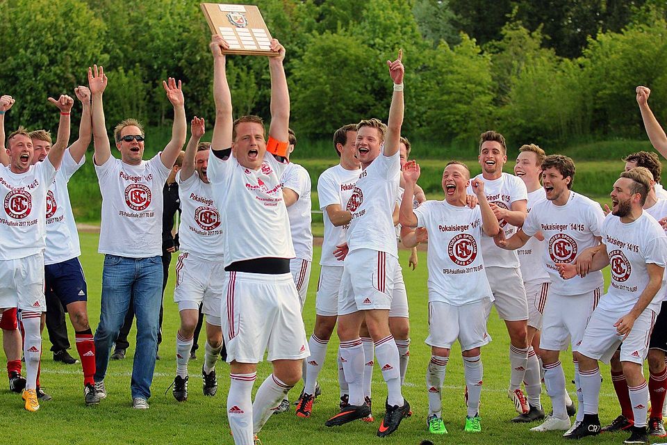 GSC-Kapitän Tobias Gravert hat unter dem großem Jubel seiner Mitspieler die Pokalsiegertafel entgegen genommen.  Fotos: Gerken