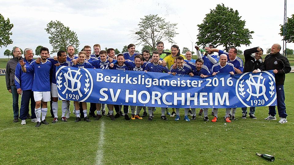 Meisterhaft: Die Fußballer des SV Horchheim freuen sich über den Titel in der Bezirksliga Rheinhessen.	Foto: photoagenten/Christine Dirigo