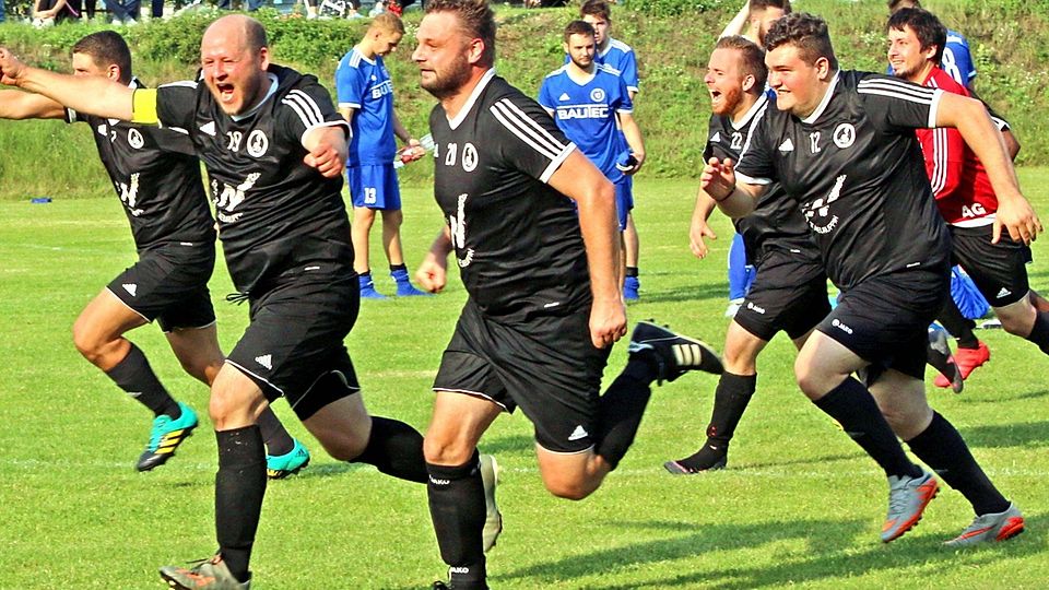 Nach dem letzten Elfmeter in einem wahren Pokalkrimi gegen Rheinsberg setzten die Maulwürfe mit Kapitän Dominik Reitz, Chris Hannemann und Alex Hopf zum Jubellauf an.