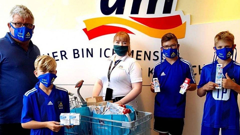 Lucky Auer und einige Poinger Jugendspieler nahmen das Verbandsmaterial von Filialleiterin Hüttler mit Dank entgegen. 