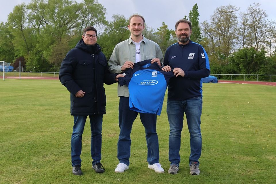 Jörg Wahlen (links) und Sascha Meeth (rechts) freuen sich über die Verpflichtung von Alexander Rimoldi.