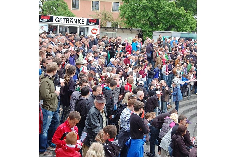 Der SSV Jahn hofft in der neuen Arena auf volle Fankurven -  wie es sie, wie hier zu sehen, auch im Stadion an der Prüfeninger Straße beizeiten gab.  Foto: js