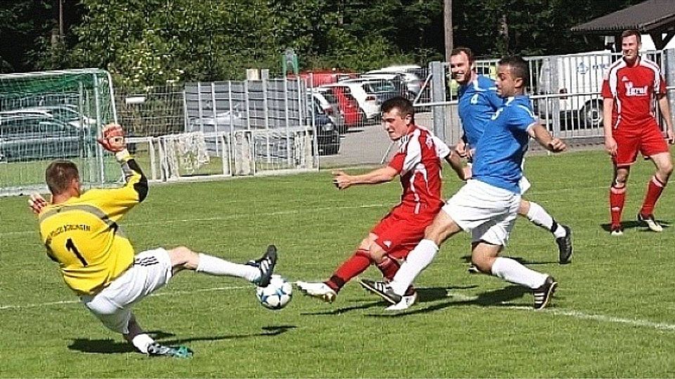 Im zweiten Spielabschnitt hatte Polizei-Keeper Kai Göggelmann (links) doch mehr zu tun, als ihm lieb sein konnte Foto:  Egeler