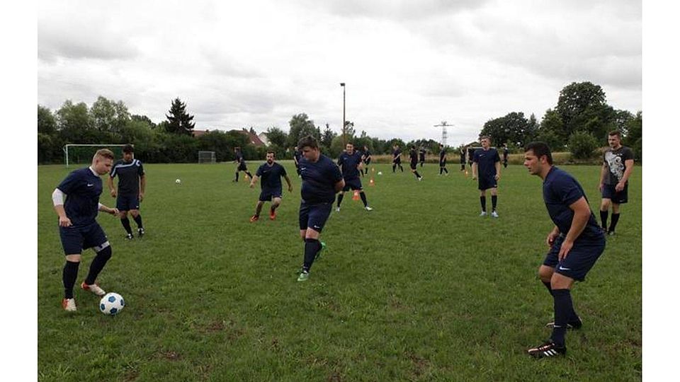 Nach einem Vierteljahrhundert Stillstand: Auf dem Sulzheimer Rasen trainiert wieder eine Männermannschaft. Foto: pa/Schmitz