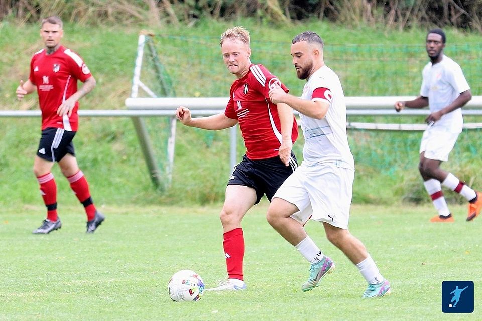 Fabian Rabenstein verfolgt Türkiyemspor-Kapitän Deniz Kirchner