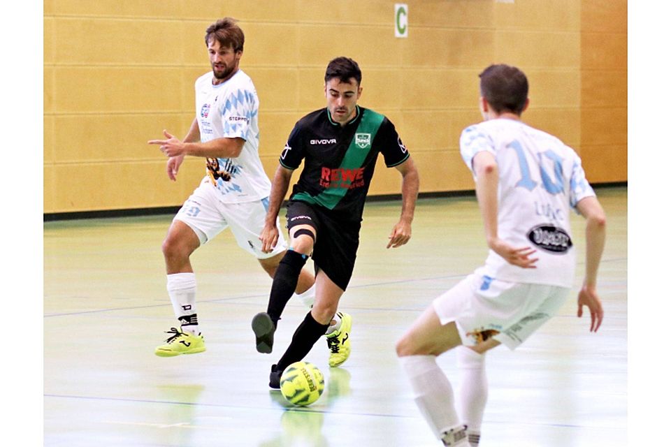Fünf Tore, darunter ein lupenreiner Hattrick, gelangen Erik Martori Lopez (M.) für den TSV Neuried gegen den Villalobos F.C.. Dagmar Rutt