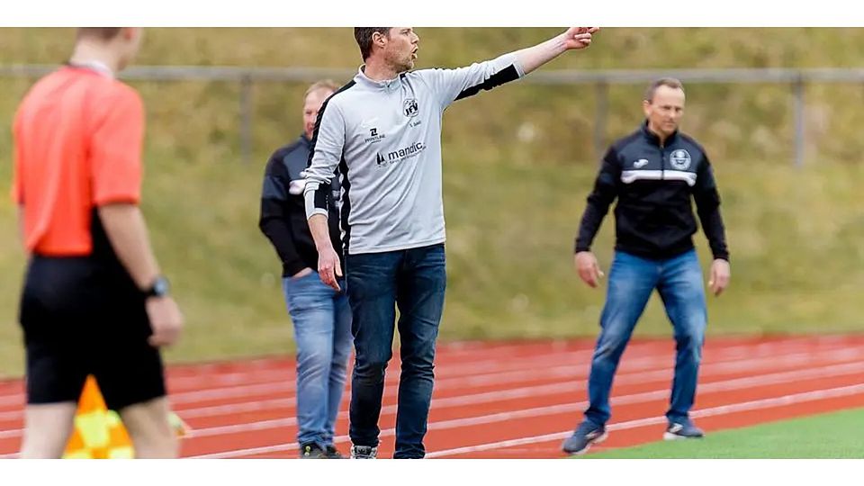 Gibt Anweisungen: Steffen Schmitt, zweiter Trainer des Fußball-Gruppenligisten SG Eschenburg. Gibt Anweisungen: Steffen Schmitt, zweiter Trainer des Fußball-Gruppenligisten SG Eschenburg. Aktuell läuft es beim Aufsteiger hervorragend. © Jörg Heinrich