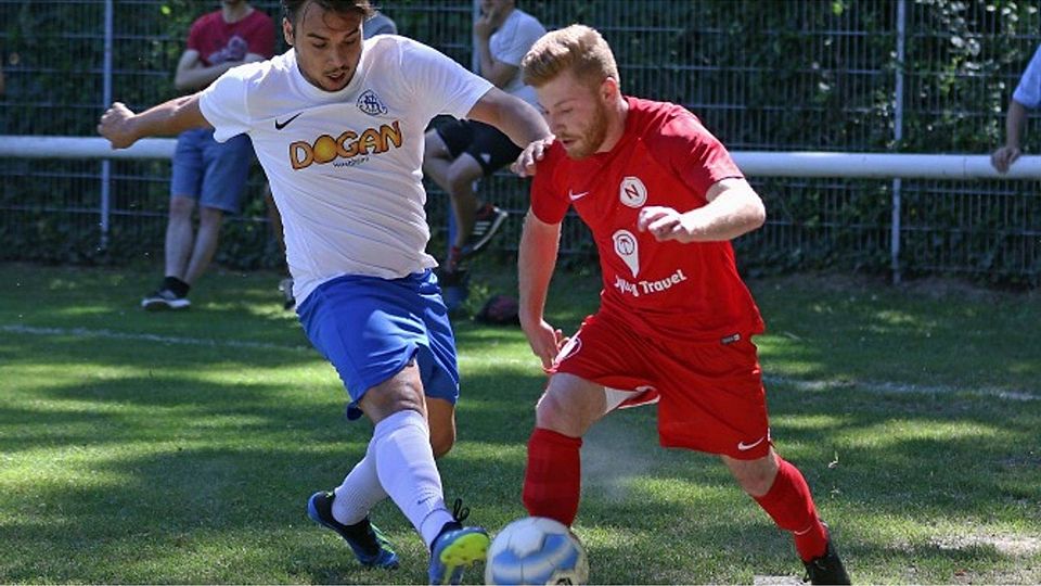 Wenig Freiraum: Neuhausens Robin Pühler (rechts) wird durch den Horchheimer Marc Blaser bedrängt.	Foto: Photoagenten/Dirigo