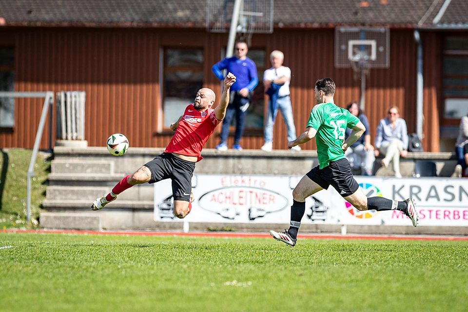 Fußball; Kreisliga; Saison 2025/26; 19. Spieltag; Gabriel Rawitz vom TSV Peißenberg (in Rot) im Heimspiel gegen den Lenggrieser SC am 11. April 2026