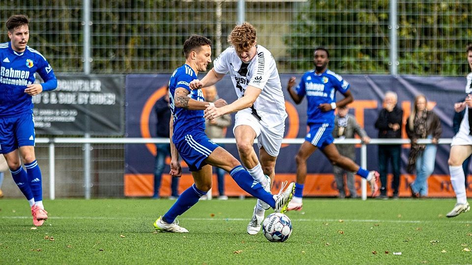 Eilendorfs Tim Beckers (weißes Trikot) hat bereits sieben Tore in dieser Saison geschossen. Hier kann er von Teverens Wilhelm nur mit einem Foul gestoppt werden.