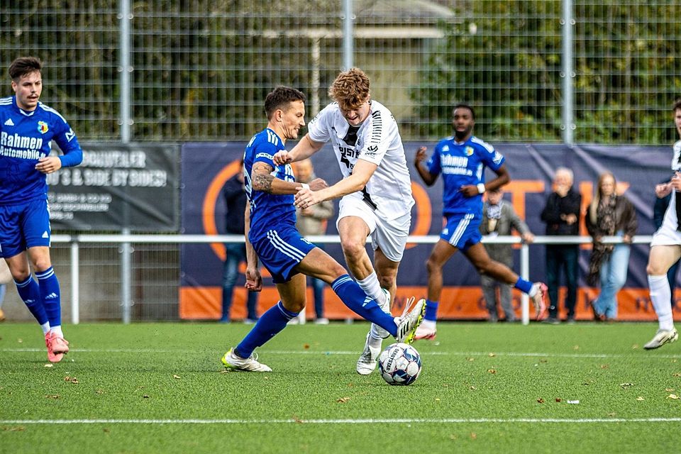 Eilendorfs Tim Beckers (weißes Trikot) hat bereits sieben Tore in dieser Saison geschossen. Hier kann er von Teverens Wilhelm nur mit einem Foul gestoppt werden.