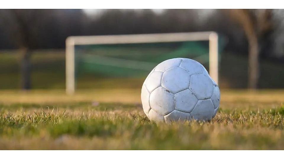 In der Fußball-Gruppenliga landet der SV Bauerbach einen Heimsieg. (Archiv- und Symbolfoto) © Tobias Hase/dpa