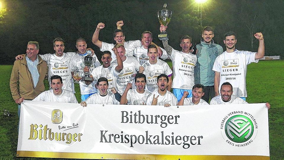 Dem Kreispokalsieger Germania Teveren gratulieren Josef Küppers (l.) und Wegbergs Bürgermeister Michael Stock (hinten, 2.v.r.). Foto: Royal