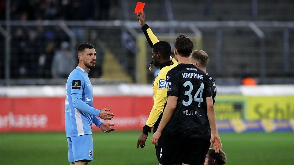 Nach einem Foul von Maximilian Wolfram gegen Bayern-Leihgabe Hennig zeigte der Unparteiische dem Top-Torschützen des TSV 1860 München die Rote Karte.
