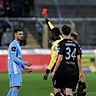 Nach einem Foul von Maximilian Wolfram gegen Bayern-Leihgabe Hennig zeigte der Unparteiische dem Top-Torschützen des TSV 1860 München die Rote Karte.