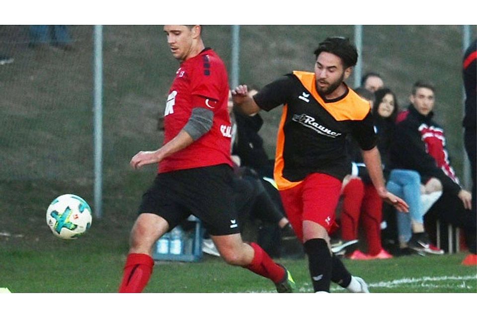 Matthias Müller (links) und sein SC Altenmünster blieben nicht nur in diesem Laufduell (rechts Ömer Yilmaz) Sieger auf dem Thannhauser Geläuf.	F.: Ernst Mayer