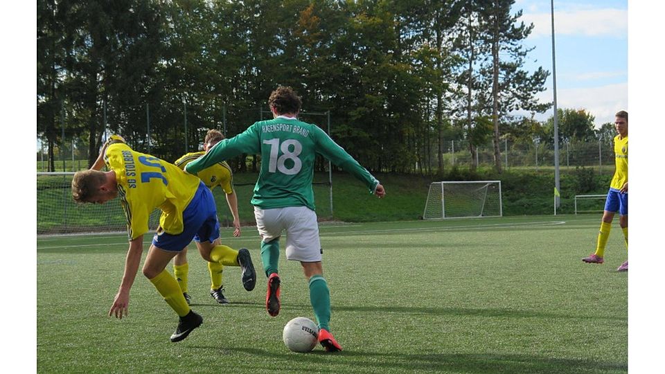 Foto: Ralf Horbach | Im Zweikampf: Bartels- Lenting und der Stolberger Lück.