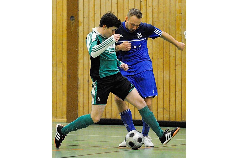 Einer darf, der andere nicht: Während Marvin Wziontek (vorne) und der SV Boostedt den Sprung in die Holstenhalle schafften, müssen der in diesem Zweikampf siegreiche Matthias Köper und Krogaspe das traditionsreiche Turnier am zweiten Weihnachtstag von der Tribüne aus verfolgen.Foto: Sell