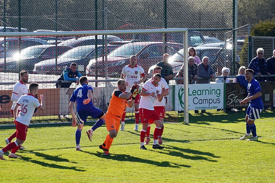 Gefahr gebannt, das Spielgerät ist eine sichere Beute für Trabitz-Keeper Rene Wächter. Nach einer turbulenten Schlußphase trennten sich die SpVgg (in Weiß-Rot) und der SV 08 Auerbach (in Blau) im Topduell 2:2.