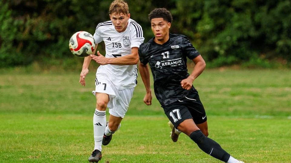 Nur Augen für den Ball: Der TSV Höchst (links Lars Becker) fügte dem TSV Altheim (rechts Seriba Diarra) im Kellerduell der Fußball-Gruppenliga eine Niederlage bei.	Foto: Guido Schiek