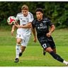 Nur Augen für den Ball: Der TSV Höchst (links Lars Becker) fügte dem TSV Altheim (rechts Seriba Diarra) im Kellerduell der Fußball-Gruppenliga eine Niederlage bei.	Foto: Guido Schiek
