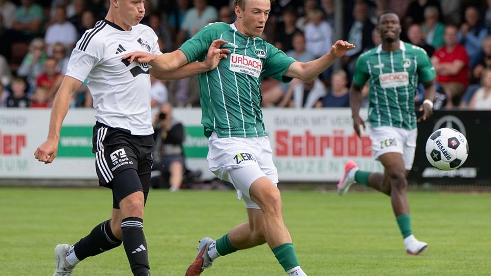 Tarek von Böhlen (Heider SV) setzt Henry Jeschonek unter Druck. 