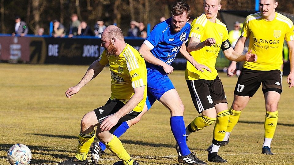Mögliche Paarung in der Landesliga-Relegation: SV Hahnbach (gelbe Trikots) gegen SV Etzenricht (blau).