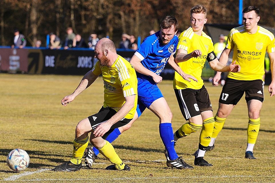 Mögliche Paarung in der Landesliga-Relegation: SV Hahnbach (gelbe Trikots) gegen SV Etzenricht (blau).