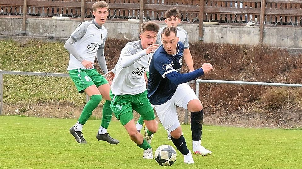 Oberweikertshofens Dominik Widemann (blaues Trikot) im Spiel gegen den Fc Stätzling (weiße Trikots).