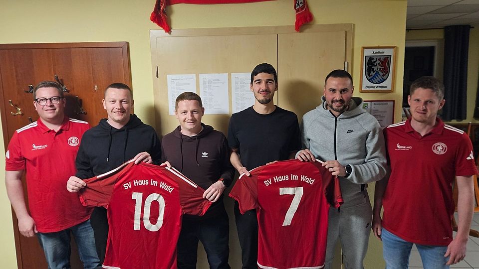 Von links nach rechts: Christian Schreiner (Mitglieder der Spartenleitung), Neu-Trainer Josip Celčić,  Neu-Co-Trainer Karlo Celčić, Neuzugang Gentjan Ahmeti, Neuzugang Filip Vejnovic  Christian Eibl (Mitglieder der Spartenleitung) 