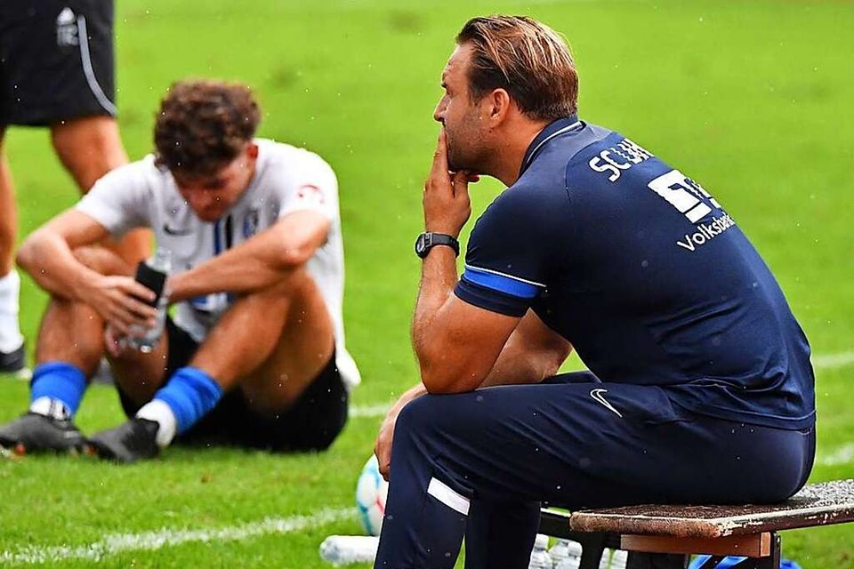 Warum? SCL-Trainer Domenico Bologna (rechts) und seine Spieler rätseln über die Gründe der Niederlage. 