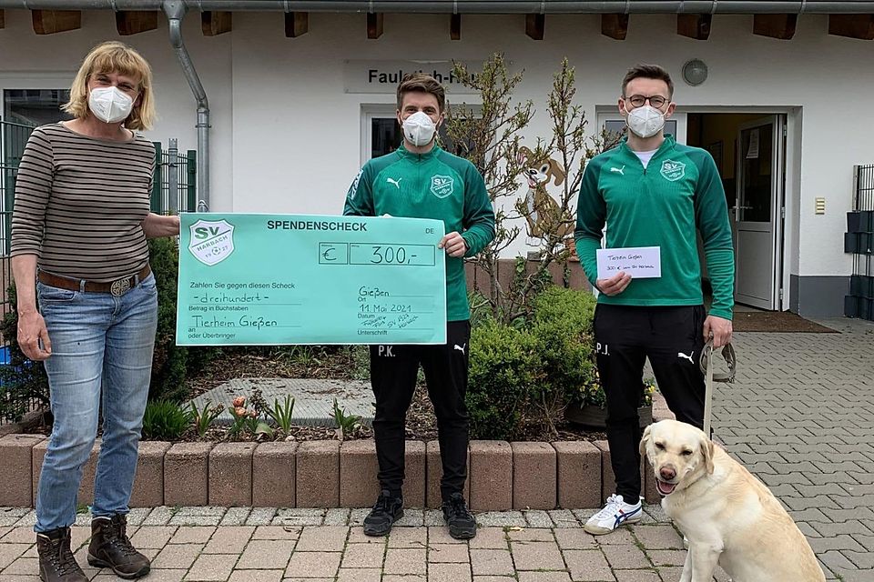 Die Spieler Philipp Kalbfleisch, Patrick Jünger und Hund Paula bei der Spendenübergabe mit Astrid Paparone vom Tierheim Gießen