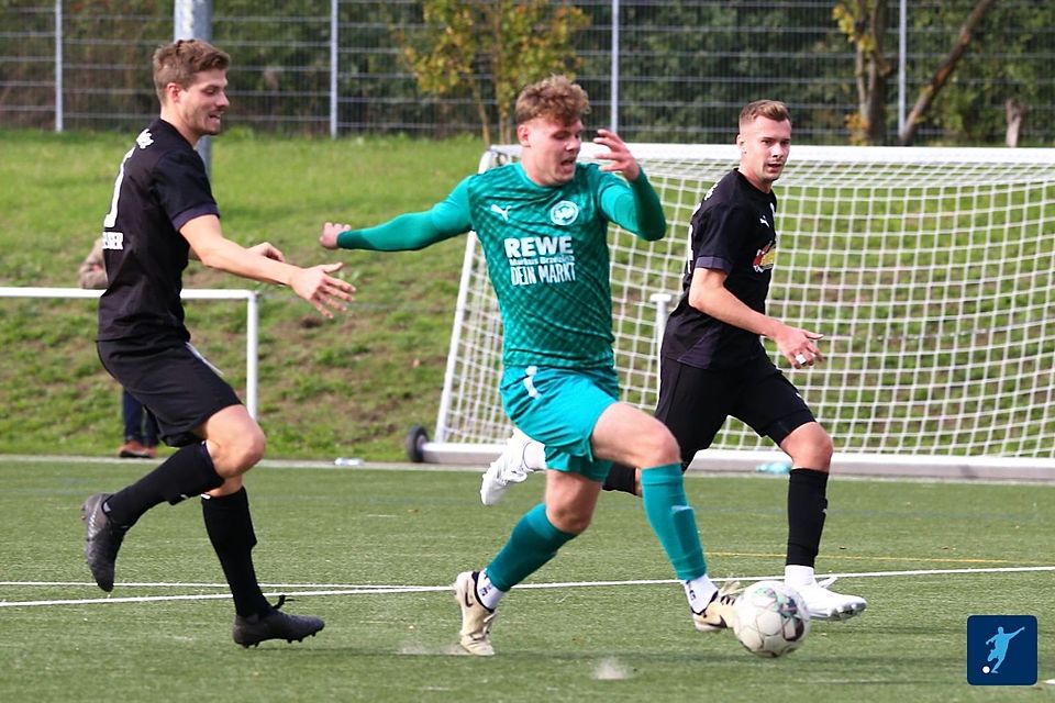 Unter anderem Tom Zimmer (hier am Ball im Hinspiel gegen Mutterstadt) fehlt den Ingelheimern aktuell - in der Südpfalz setzte es für das personell geschwächte Team vom Blumengarten eine späte 2:3-Niederlage. 