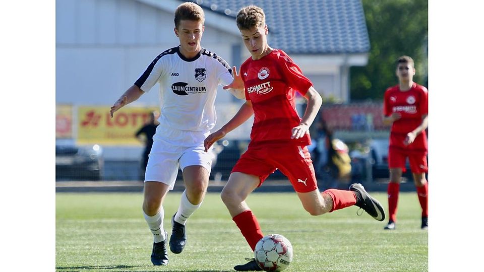 Torschütze: Rasim Gül (rechts) brachte die U17 von RW Walldorf im Hessenliga-Vergleich gegen den 1. FC Erlensee in Führung. Am Ende der Partie stand ein 2:2	Foto: Uwe Krämer
