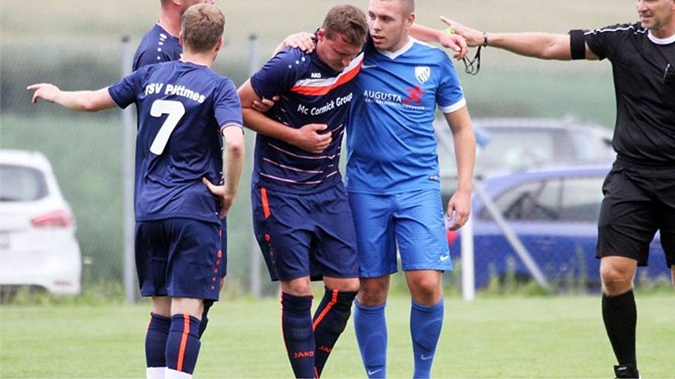 Schrecksekunde für Pöttmes im ersten Saisonspiel: Sebastian Kinzel (Dritter von rechts) zieht sich einen Muskelbündelriss im Bauch zu. Jetzt haben sich der TSV und der Stürmer getrennt.	F.: Reinhold Rummel