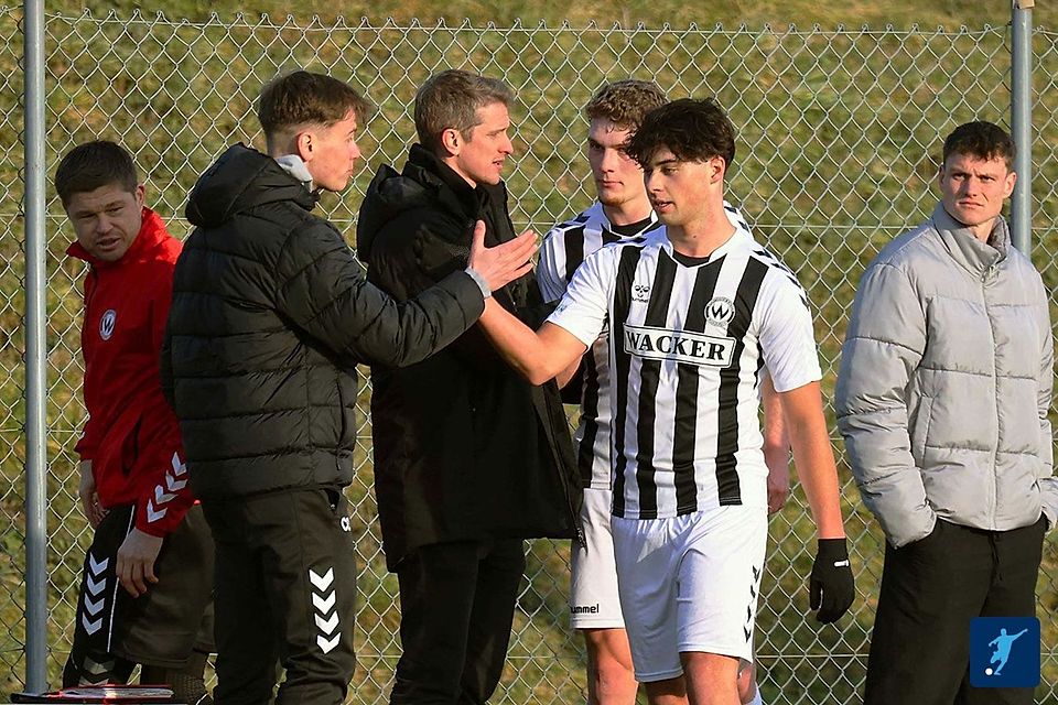 Lars Bender (Mitte) durfte sich bislang über zwei gelungene Testspielauftritte seiner Mannschaft freuen. Am Freitag geht`s für den Ex-Nationalspieler und seine Jungs mit einem Turnier in Salzburg weiter.