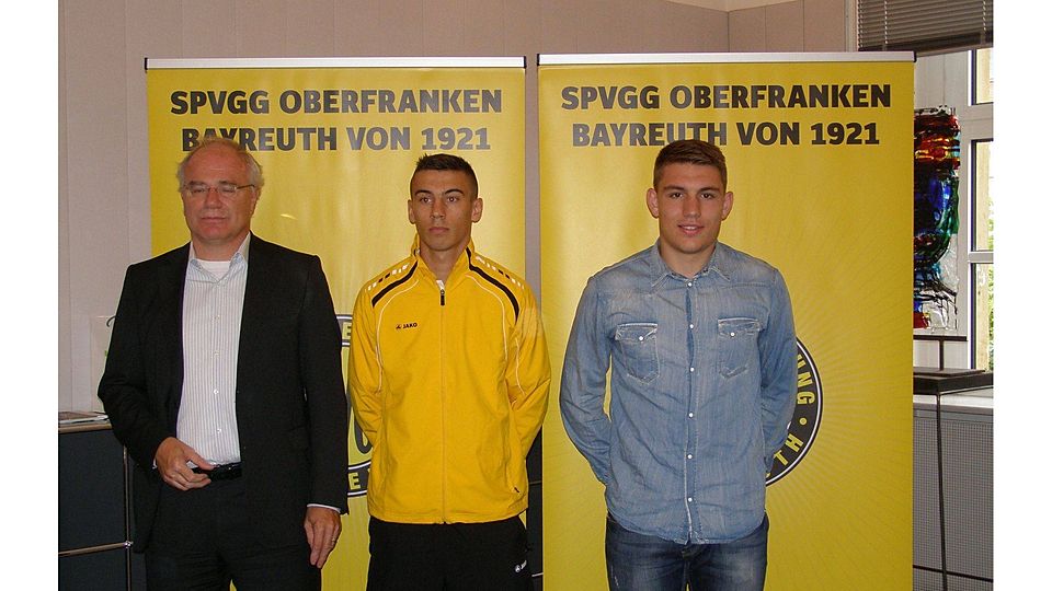 Dr. Mathias Fleichmann, Vorstandsvorsitzender der SpVgg Oberfranken Bayreuth mit den Neuzugängen Luka Brlenic und Miro Zivkovic  Foto: Thomas Scherm . Kleines Bild: Matthias Heckenberger. Foto: Picture Alliance