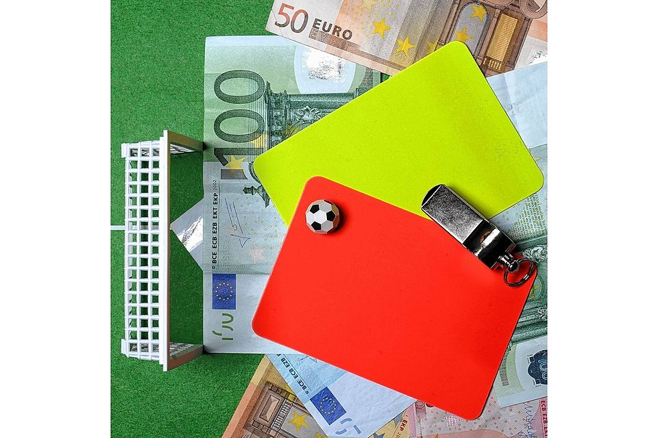 Geld im (Fußball)-Spiel: Vereine locken potenzielle Unparteiische auch mit finanziellen Zuwendungen.getty