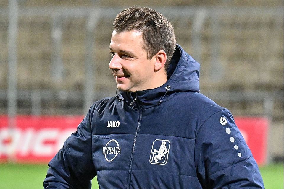 Schwaben Augsburgs Spordirektor Max Wuschek ist erleichtert nach schwierigen Monaten. Allerdings ist es noch nicht vorbei.